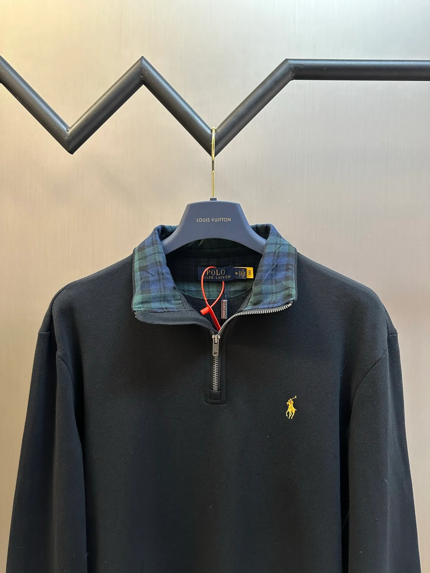 P370 Ralph Lauren gold embroidered half turtleneck sweatshirt, custom-made with elegant fine cotton velvet feel, plaid twill trim on the neckline, and exquisite gold pony logo embellishment, it has its own focus and is fully recognizable.  It adopts imported machine embroidery technology, advanced computer control system and precision mechanical components to realize the pony logo embroidery operation. The fabrics have been washed, so they have a better feel and texture and are not easily deformed.  size：s m l xl